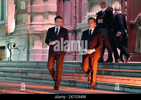 ©PHOTOPQR/VOIX DU Nord/STEPHANE MORTAGNE ; 02/02/2022 ; Tourcoing, le 02/02/2022, Déplacement du président de la république Francaise Emmanuel MACRON dans la région des Hauts de France comme ici à Tourcoing, il est accompagné de Gerald DARMANIN Ministre de l'Interieur FOTO STEPHANE MORTAGNE LA VOIX DU Nord der französische Präsident Emmanuel Macron und der französische Innenminister Gérald Darmanindanlässlich eines Besuchs in Tourcoing am 2. Februar 2022 Stockfoto