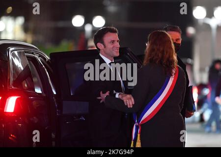 ©PHOTOPQR/VOIX DU Nord/STEPHANE MORTAGNE ; 02/02/2022 ; Tourcoing, le 02/02/2022, Déplacement du président de la république Francaise Emmanuel MACRON dans la région des Hauts de France comme ici à Tourcoing, il est accompagné de Gerald DARMANIN Ministre de l'Interieur FOTO STEPHANE MORTAGNE LA VOIX DU Nord der französische Präsident Emmanuel Macron und der französische Innenminister Gérald Darmanindanlässlich eines Besuchs in Tourcoing am 2. Februar 2022 Stockfoto