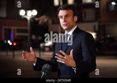 ©PHOTOPQR/VOIX DU Nord/STEPHANE MORTAGNE ; 02/02/2022 ; Tourcoing, le 02/02/2022, Déplacement du président de la république Francaise Emmanuel MACRON dans la région des Hauts de France comme ici à Tourcoing, il est accompagné de Gerald DARMANIN Ministre de l'Interieur FOTO STEPHANE MORTAGNE LA VOIX DU Nord der französische Präsident Emmanuel Macron hält am 2. Februar 2022 eine Pressekonferenz in Tourcoing Stockfoto