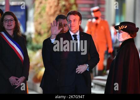 ©PHOTOPQR/VOIX DU Nord/STEPHANE MORTAGNE ; 02/02/2022 ; Tourcoing, le 02/02/2022, Déplacement du président de la république Francaise Emmanuel MACRON dans la région des Hauts de France comme ici à Tourcoing, il est accompagné de Gerald DARMANIN Ministre de l'Interieur FOTO STEPHANE MORTAGNE LA VOIX DU Nord der französische Präsident Emmanuel Macron und der französische Innenminister Gérald Darmanindanlässlich eines Besuchs in Tourcoing am 2. Februar 2022 Stockfoto