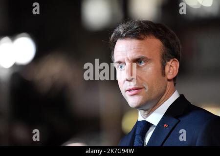 ©PHOTOPQR/VOIX DU Nord/STEPHANE MORTAGNE ; 02/02/2022 ; Tourcoing, le 02/02/2022, Déplacement du président de la république Francaise Emmanuel MACRON dans la région des Hauts de France comme ici à Tourcoing, il est accompagné de Gerald DARMANIN Ministre de l'Interieur FOTO STEPHANE MORTAGNE LA VOIX DU Nord der französische Präsident Emmanuel Macron hält am 2. Februar 2022 eine Pressekonferenz in Tourcoing Stockfoto