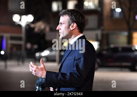 ©PHOTOPQR/VOIX DU Nord/STEPHANE MORTAGNE ; 02/02/2022 ; Tourcoing, le 02/02/2022, Déplacement du président de la république Francaise Emmanuel MACRON dans la région des Hauts de France comme ici à Tourcoing, il est accompagné de Gerald DARMANIN Ministre de l'Interieur FOTO STEPHANE MORTAGNE LA VOIX DU Nord der französische Präsident Emmanuel Macron hält am 2. Februar 2022 eine Pressekonferenz in Tourcoing Stockfoto