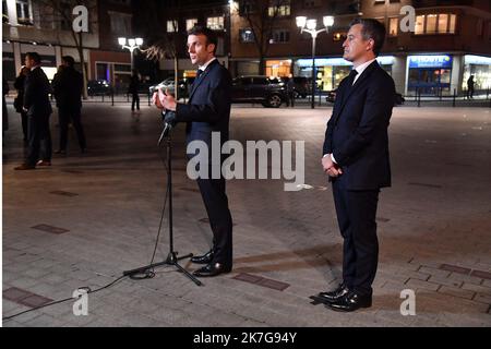 ©PHOTOPQR/VOIX DU Nord/STEPHANE MORTAGNE ; 02/02/2022 ; Tourcoing, le 02/02/2022, Déplacement du président de la république Francaise Emmanuel MACRON dans la région des Hauts de France comme ici à Tourcoing, il est accompagné de Gerald DARMANIN Ministre de l'Interieur FOTO STEPHANE MORTAGNE LA VOIX DU Nord der französische Präsident Emmanuel Macron hält am 2. Februar 2022 in Tourcoing zusammen mit dem französischen Innenminister Gérald Darmanin eine Pressekonferenz Stockfoto