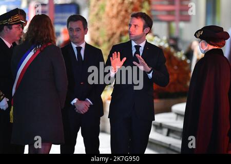 ©PHOTOPQR/VOIX DU Nord/STEPHANE MORTAGNE ; 02/02/2022 ; Tourcoing, le 02/02/2022, Déplacement du président de la république Francaise Emmanuel MACRON dans la région des Hauts de France comme ici à Tourcoing, il est accompagné de Gerald DARMANIN Ministre de l'Interieur FOTO STEPHANE MORTAGNE LA VOIX DU Nord der französische Präsident Emmanuel Macron und der französische Innenminister Gérald Darmanindanlässlich eines Besuchs in Tourcoing am 2. Februar 2022 Stockfoto