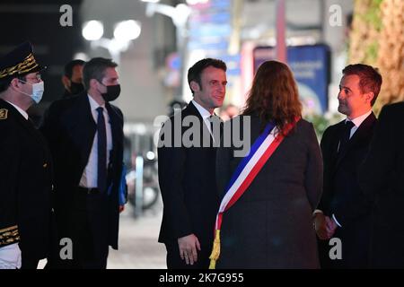 ©PHOTOPQR/VOIX DU Nord/STEPHANE MORTAGNE ; 02/02/2022 ; Tourcoing, le 02/02/2022, Déplacement du président de la république Francaise Emmanuel MACRON dans la région des Hauts de France comme ici à Tourcoing, il est accompagné de Gerald DARMANIN Ministre de l'Interieur FOTO STEPHANE MORTAGNE LA VOIX DU Nord der französische Präsident Emmanuel Macron und der französische Innenminister Gérald Darmanindanlässlich eines Besuchs in Tourcoing am 2. Februar 2022 Stockfoto