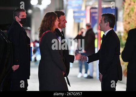 ©PHOTOPQR/VOIX DU Nord/STEPHANE MORTAGNE ; 02/02/2022 ; Tourcoing, le 02/02/2022, Déplacement du président de la république Francaise Emmanuel MACRON dans la région des Hauts de France comme ici à Tourcoing, il est accompagné de Gerald DARMANIN Ministre de l'Interieur FOTO STEPHANE MORTAGNE LA VOIX DU Nord der französische Präsident Emmanuel Macron und der französische Innenminister Gérald Darmanindanlässlich eines Besuchs in Tourcoing am 2. Februar 2022 Stockfoto