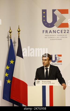 ©PHOTOPQR/LE PARISIEN/olivier corsan ; Tourcoing ; 02/02/2022 ; Tourcoing, Frankreich, le 2 février 2022. Emmanuel Macron, le président de la République, s'est rendu à Tourcoing où les ministres de l'intérieur de la Communauté Européenne étaient réunis alors que la France préside l'Union Européenne. Gérald Darmanin, le Ministre de l'intérieur, était à ses côtés. MAG2022 der französische Präsident Emmanuel Macron bei einem Besuch in Tourcoing am 2. Februar 2022 Stockfoto