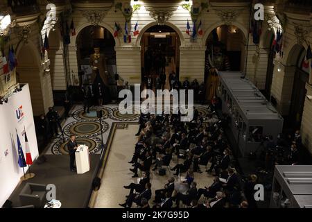 ©PHOTOPQR/LE PARISIEN/olivier corsan ; Tourcoing ; 02/02/2022 ; Tourcoing, Frankreich, le 2 février 2022. Emmanuel Macron, le président de la République, s'est rendu à Tourcoing où les ministres de l'intérieur de la Communauté Européenne étaient réunis alors que la France préside l'Union Européenne. Gérald Darmanin, le Ministre de l'intérieur, était à ses côtés. MAG2022 der französische Präsident Emmanuel Macron bei einem Besuch in Tourcoing am 2. Februar 2022 Stockfoto