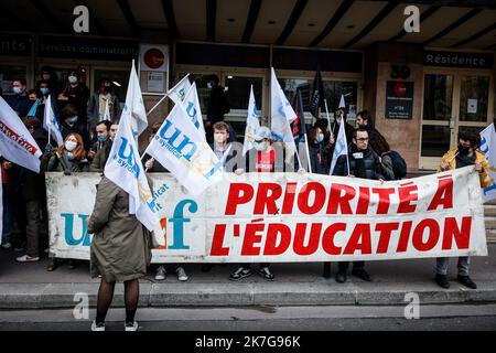 ©THOMAS PADILLA/MAXPPP - 03/02/2022 ; PARIS, FRANCE ; RASSEMBLEMENT D' ETUDIANTS DEVANT LE CROUS DE PORT ROYAL POUR PROTESTER CONTRE LA HAUSSE DES DROITS D' INSCRIPTION ET LA SELECTION A L' UNIVERSITE, POUR RECLAMER UN PLAN D' URGENCE. - DEMONSTRATION VON STUDENTEN VOR DEM KÖNIGLICHEN HAFEN, UM GEGEN DIE ERHÖHUNG DER ANMELDEGEBÜHREN UND DIE AUSWAHL AN DER UNIVERSITÄT ZU PROTESTIEREN, UM EINEN NOTFALLPLAN ZU FORDERN. Stockfoto