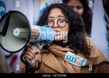 ©THOMAS PADILLA/MAXPPP - 03/02/2022 ; PARIS, FRANCE ; RASSEMBLEMENT D' ETUDIANTS DEVANT LE CROUS DE PORT ROYAL POUR PROTESTER CONTRE LA HAUSSE DES DROITS D' INSCRIPTION ET LA SELECTION A L' UNIVERSITE, POUR RECLAMER UN PLAN D' URGENCE. MELIE LUCE, PRESIDENTE DE L' UNEF. - DEMONSTRATION VON STUDENTEN VOR DEM KÖNIGLICHEN HAFEN, UM GEGEN DIE ERHÖHUNG DER ANMELDEGEBÜHREN UND DIE AUSWAHL AN DER UNIVERSITÄT ZU PROTESTIEREN, UM EINEN NOTFALLPLAN ZU FORDERN. Stockfoto