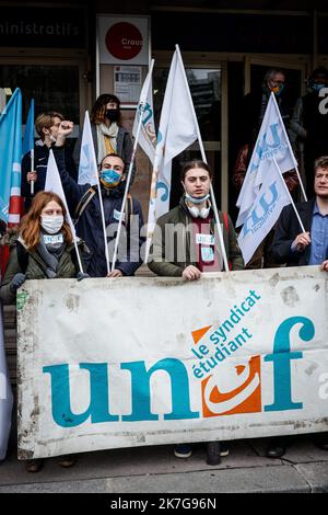 ©THOMAS PADILLA/MAXPPP - 03/02/2022 ; PARIS, FRANCE ; RASSEMBLEMENT D' ETUDIANTS DEVANT LE CROUS DE PORT ROYAL POUR PROTESTER CONTRE LA HAUSSE DES DROITS D' INSCRIPTION ET LA SELECTION A L' UNIVERSITE, POUR RECLAMER UN PLAN D' URGENCE. - DEMONSTRATION VON STUDENTEN VOR DEM KÖNIGLICHEN HAFEN, UM GEGEN DIE ERHÖHUNG DER ANMELDEGEBÜHREN UND DIE AUSWAHL AN DER UNIVERSITÄT ZU PROTESTIEREN, UM EINEN NOTFALLPLAN ZU FORDERN. Stockfoto