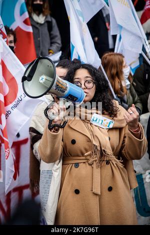 ©THOMAS PADILLA/MAXPPP - 03/02/2022 ; PARIS, FRANCE ; RASSEMBLEMENT D' ETUDIANTS DEVANT LE CROUS DE PORT ROYAL POUR PROTESTER CONTRE LA HAUSSE DES DROITS D' INSCRIPTION ET LA SELECTION A L' UNIVERSITE, POUR RECLAMER UN PLAN D' URGENCE. MELIE LUCE, PRESIDENTE DE L' UNEF. - DEMONSTRATION VON STUDENTEN VOR DEM KÖNIGLICHEN HAFEN, UM GEGEN DIE ERHÖHUNG DER ANMELDEGEBÜHREN UND DIE AUSWAHL AN DER UNIVERSITÄT ZU PROTESTIEREN, UM EINEN NOTFALLPLAN ZU FORDERN. Stockfoto