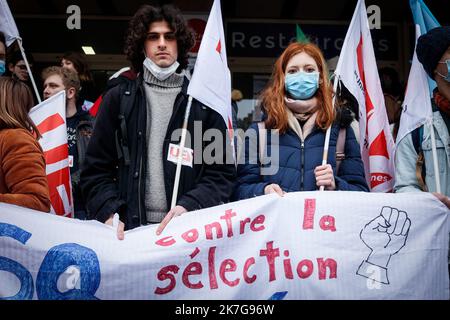 ©THOMAS PADILLA/MAXPPP - 03/02/2022 ; PARIS, FRANCE ; RASSEMBLEMENT D' ETUDIANTS DEVANT LE CROUS DE PORT ROYAL POUR PROTESTER CONTRE LA HAUSSE DES DROITS D' INSCRIPTION ET LA SELECTION A L' UNIVERSITE, POUR RECLAMER UN PLAN D' URGENCE. - DEMONSTRATION VON STUDENTEN VOR DEM KÖNIGLICHEN HAFEN, UM GEGEN DIE ERHÖHUNG DER ANMELDEGEBÜHREN UND DIE AUSWAHL AN DER UNIVERSITÄT ZU PROTESTIEREN, UM EINEN NOTFALLPLAN ZU FORDERN. Stockfoto