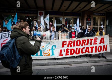 ©THOMAS PADILLA/MAXPPP - 03/02/2022 ; PARIS, FRANCE ; RASSEMBLEMENT D' ETUDIANTS DEVANT LE CROUS DE PORT ROYAL POUR PROTESTER CONTRE LA HAUSSE DES DROITS D' INSCRIPTION ET LA SELECTION A L' UNIVERSITE, POUR RECLAMER UN PLAN D' URGENCE. - DEMONSTRATION VON STUDENTEN VOR DEM KÖNIGLICHEN HAFEN, UM GEGEN DIE ERHÖHUNG DER ANMELDEGEBÜHREN UND DIE AUSWAHL AN DER UNIVERSITÄT ZU PROTESTIEREN, UM EINEN NOTFALLPLAN ZU FORDERN. Stockfoto