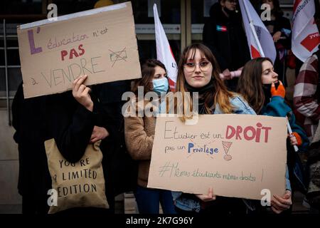 ©THOMAS PADILLA/MAXPPP - 03/02/2022 ; PARIS, FRANCE ; RASSEMBLEMENT D' ETUDIANTS DEVANT LE CROUS DE PORT ROYAL POUR PROTESTER CONTRE LA HAUSSE DES DROITS D' INSCRIPTION ET LA SELECTION A L' UNIVERSITE, POUR RECLAMER UN PLAN D' URGENCE. - DEMONSTRATION VON STUDENTEN VOR DEM KÖNIGLICHEN HAFEN, UM GEGEN DIE ERHÖHUNG DER ANMELDEGEBÜHREN UND DIE AUSWAHL AN DER UNIVERSITÄT ZU PROTESTIEREN, UM EINEN NOTFALLPLAN ZU FORDERN. Stockfoto