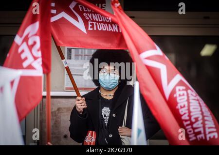 ©THOMAS PADILLA/MAXPPP - 03/02/2022 ; PARIS, FRANCE ; RASSEMBLEMENT D' ETUDIANTS DEVANT LE CROUS DE PORT ROYAL POUR PROTESTER CONTRE LA HAUSSE DES DROITS D' INSCRIPTION ET LA SELECTION A L' UNIVERSITE, POUR RECLAMER UN PLAN D' URGENCE. - DEMONSTRATION VON STUDENTEN VOR DEM KÖNIGLICHEN HAFEN, UM GEGEN DIE ERHÖHUNG DER ANMELDEGEBÜHREN UND DIE AUSWAHL AN DER UNIVERSITÄT ZU PROTESTIEREN, UM EINEN NOTFALLPLAN ZU FORDERN. Stockfoto