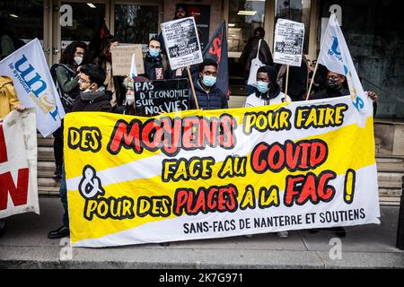 ©THOMAS PADILLA/MAXPPP - 03/02/2022 ; PARIS, FRANCE ; RASSEMBLEMENT D' ETUDIANTS DEVANT LE CROUS DE PORT ROYAL POUR PROTESTER CONTRE LA HAUSSE DES DROITS D' INSCRIPTION ET LA SELECTION A L' UNIVERSITE, POUR RECLAMER UN PLAN D' URGENCE. - DEMONSTRATION VON STUDENTEN VOR DEM KÖNIGLICHEN HAFEN, UM GEGEN DIE ERHÖHUNG DER ANMELDEGEBÜHREN UND DIE AUSWAHL AN DER UNIVERSITÄT ZU PROTESTIEREN, UM EINEN NOTFALLPLAN ZU FORDERN. Stockfoto