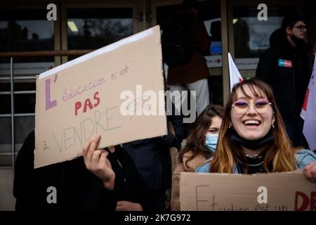 ©THOMAS PADILLA/MAXPPP - 03/02/2022 ; PARIS, FRANCE ; RASSEMBLEMENT D' ETUDIANTS DEVANT LE CROUS DE PORT ROYAL POUR PROTESTER CONTRE LA HAUSSE DES DROITS D' INSCRIPTION ET LA SELECTION A L' UNIVERSITE, POUR RECLAMER UN PLAN D' URGENCE. - DEMONSTRATION VON STUDENTEN VOR DEM KÖNIGLICHEN HAFEN, UM GEGEN DIE ERHÖHUNG DER ANMELDEGEBÜHREN UND DIE AUSWAHL AN DER UNIVERSITÄT ZU PROTESTIEREN, UM EINEN NOTFALLPLAN ZU FORDERN. Stockfoto