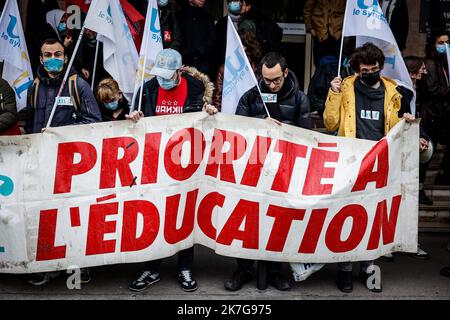 ©THOMAS PADILLA/MAXPPP - 03/02/2022 ; PARIS, FRANCE ; RASSEMBLEMENT D' ETUDIANTS DEVANT LE CROUS DE PORT ROYAL POUR PROTESTER CONTRE LA HAUSSE DES DROITS D' INSCRIPTION ET LA SELECTION A L' UNIVERSITE, POUR RECLAMER UN PLAN D' URGENCE. - DEMONSTRATION VON STUDENTEN VOR DEM KÖNIGLICHEN HAFEN, UM GEGEN DIE ERHÖHUNG DER ANMELDEGEBÜHREN UND DIE AUSWAHL AN DER UNIVERSITÄT ZU PROTESTIEREN, UM EINEN NOTFALLPLAN ZU FORDERN. Stockfoto