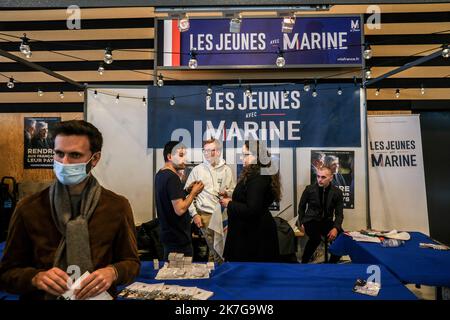 ©Michael Bunel / Le Pictorium/MAXPPP - Reims 05/02/2022 Michael Bunel / Le Pictorium - 5/2/2022 - Frankreich / Grand est / Reims - Convention presidentielle de Marine Le Pen du rassemblement National. Stand des jeunes avec Marine. 5 fieber 2022. Reims, Frankreich. / 5/2/2022 - Frankreich / ? Grand est? / Reims - Präsidentenversammlung von Marine Le Pen der Nationalen Versammlung. Stand der jungen Leute mit Marine. 5. Februar 2022. Reims, Frankreich. Stockfoto