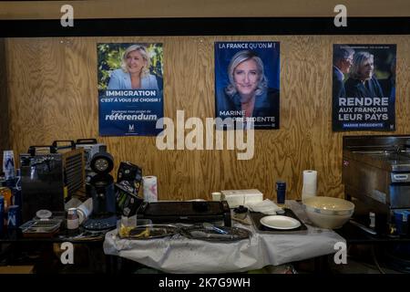 ©Michael Bunel / Le Pictorium/MAXPPP - Reims 05/02/2022 Michael Bunel / Le Pictorium - 5/2/2022 - Frankreich / Grand est / Reims - Convention presidentielle de Marine Le Pen du rassemblement Nationale. Stand des Regionen. 5 fieber 2022. Reims, Frankreich. / 5/2/2022 - Frankreich / ? Grand est? / Reims - Präsidentenversammlung von Marine Le Pen der Nationalen Versammlung. Stand der Regionen. 5. Februar 2022. Reims, Frankreich. Stockfoto