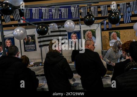 ©Michael Bunel / Le Pictorium/MAXPPP - Reims 05/02/2022 Michael Bunel / Le Pictorium - 5/2/2022 - Frankreich / Grand est / Reims - Convention presidentielle de Marine Le Pen du rassemblement National. Stand de la Region Bretagne. 5 fieber 2022. Reims, Frankreich. / 5/2/2022 - Frankreich / ? Grand est? / Reims - Präsidentenversammlung von Marine Le Pen der Nationalen Versammlung. Stand der Bretagne. 5. Februar 2022. Reims, Frankreich. Stockfoto