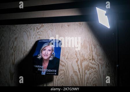 ©Michael Bunel / Le Pictorium/MAXPPP - Reims 05/02/2022 Michael Bunel / Le Pictorium - 5/2/2022 - Frankreich / Grand est / Reims - Convention presidentielle de Marine Le Pen du rassemblement Nationale. Affiche de la candidate a l election presidentielle 2022, Marine Le Pen. 5 fieber 2022. Reims, Frankreich / 5/2/2022 - Frankreich / ? Grand est? / Reims - Präsidentenversammlung von Marine Le Pen der Nationalen Versammlung. Plakat der Präsidentschaftskandidatin 2022, Marine Le Pen. 5. Februar 2022. Reims, Frankreich Stockfoto