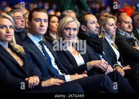 ©Michael Bunel / Le Pictorium/MAXPPP - Reims 05/02/2022 Michael Bunel / Le Pictorium - 5/2/2022 - Frankreich / Grand est / Reims - Convention presidentielle de Marine Le Pen du rassemblement National. Marine Le Pen et Jordan Bardella assis au premeir Rang, ecoute le discours d'introduction de la Convention. 5 fieber 2022. Reims, Frankreich. / 5/2/2022 - Frankreich / Grand est / Reims - Präsidentenversammlung von Marine Le Pen der Nationalversammlung. Marine Le Pen und Jordan Bardella sitzen in der ersten Reihe und hören sich die einleitende Rede der Convention an. 5. Februar 2022. Reims, Frankreich. Stockfoto