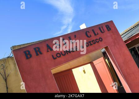 â©PHOTOPQR/L'INDEPENDANT/Clementz Michel ; CANET EN ROUSSILLON ; 06/05/2021 ; WIRTSCHAFT / CAMPINGPLATZ LE BRASILIA / DORF * ARCHIV * 08/02/2022 La Belle histoire : le patron du Brasilia refuse les 40 Millions d'un fonds de Pension et prÃ©FÃ¨re lÃ©guer son camping Ã une Fondation. Roger Pla, le Patron et fils des fondateurs du Brasilia, crÃ©e une fondation pour s'assurer que les valeurs de ce camping historique de Canet-en-Roussillon perdureront mÃªme aprÃ¨s son dÃ©part. - Canet en Roussillon, Südwest-Frankreich, reicht die Akten ein, anstatt eine Immobilie zu verkaufen, die auf 40 Millionen Euro geschätzt wird, ein französisches Sept Stockfoto