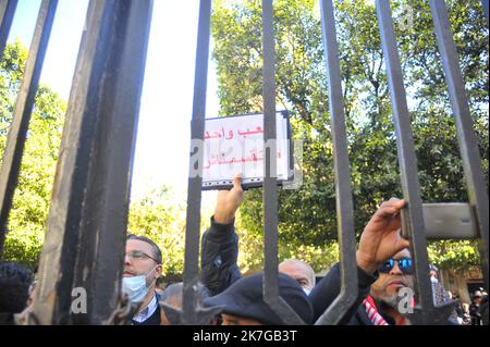 ©Yassine Mahjoub/MAXPPP - 10/02/2022 die Richter organisierten an diesem Donnerstag, dem 10. Februar 2022, eine Protestkundgebung vor dem Beb BNet-Gerichtsgebäude in Tunis, inmitten einer intensiven lokalen und ausländischen Medienpräsenz. Der Protest, an dem Dutzende von Richtern teilnahmen, folgt einem Aufruf der Vereinigung tunesischer Richter (Amt), gegen die Auflösung des Büros des Obersten Justizrats (CSM) durch den Präsidenten der Republik Kais Said zu protestieren. (Foto von Yassine Mahjoub / MAXPPP) Stockfoto