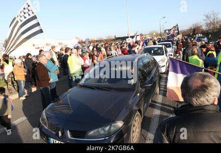 ©PHOTOPQR/LE DAUPHINE/Stéphane MARC ; Montélimar ; 10/02/2022 ; A Montélimar, plusieurs centaines de personnes étaient présentes pour soutenir ou se joindre au convoi de la liberté . Feb 10. 2022 Franzosen, die gegen das Impfpass-System des Landes sind, planen, in Protesten, die vom sogenannten Freiheitskonvoi in Kanada inspiriert wurden, nach -Paris zu fahren, so die Organisatoren in den sozialen Medien. Stockfoto