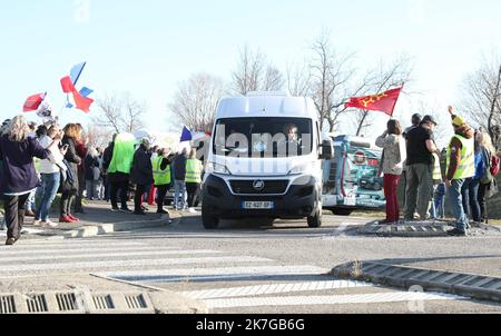 ©PHOTOPQR/LE DAUPHINE/Stéphane MARC ; Montélimar ; 10/02/2022 ; A Montélimar, plusieurs centaines de personnes étaient présentes pour soutenir ou se joindre au convoi de la liberté . Feb 10. 2022 Franzosen, die gegen das Impfpass-System des Landes sind, planen, in Protesten, die vom sogenannten Freiheitskonvoi in Kanada inspiriert wurden, nach -Paris zu fahren, so die Organisatoren in den sozialen Medien. Stockfoto