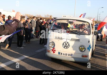 ©PHOTOPQR/LE DAUPHINE/Stéphane MARC ; Montélimar ; 10/02/2022 ; A Montélimar, plusieurs centaines de personnes étaient présentes pour soutenir ou se joindre au convoi de la liberté . Feb 10. 2022 Franzosen, die gegen das Impfpass-System des Landes sind, planen, in Protesten, die vom sogenannten Freiheitskonvoi in Kanada inspiriert wurden, nach -Paris zu fahren, so die Organisatoren in den sozialen Medien. Stockfoto