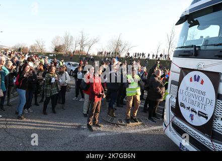 ©PHOTOPQR/LE DAUPHINE/Stéphane MARC ; Montélimar ; 10/02/2022 ; A Montélimar, plusieurs centaines de personnes étaient présentes pour soutenir ou se joindre au convoi de la liberté . Feb 10. 2022 Franzosen, die gegen das Impfpass-System des Landes sind, planen, in Protesten, die vom sogenannten Freiheitskonvoi in Kanada inspiriert wurden, nach -Paris zu fahren, so die Organisatoren in den sozialen Medien. Stockfoto