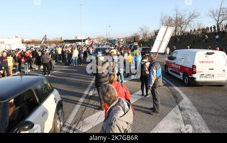 ©PHOTOPQR/LE DAUPHINE/Stéphane MARC ; Montélimar ; 10/02/2022 ; A Montélimar, plusieurs centaines de personnes étaient présentes pour soutenir ou se joindre au convoi de la liberté . Feb 10. 2022 Franzosen, die gegen das Impfpass-System des Landes sind, planen, in Protesten, die vom sogenannten Freiheitskonvoi in Kanada inspiriert wurden, nach -Paris zu fahren, so die Organisatoren in den sozialen Medien. Stockfoto