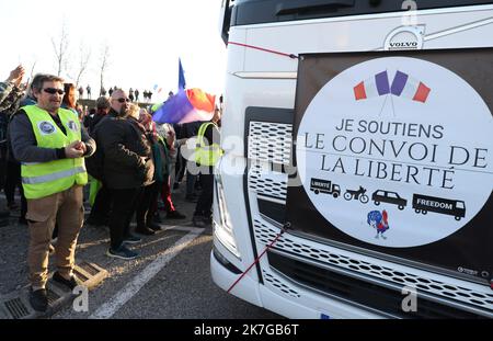 ©PHOTOPQR/LE DAUPHINE/Stéphane MARC ; Montélimar ; 10/02/2022 ; A Montélimar, plusieurs centaines de personnes étaient présentes pour soutenir ou se joindre au convoi de la liberté . Feb 10. 2022 Franzosen, die gegen das Impfpass-System des Landes sind, planen, in Protesten, die vom sogenannten Freiheitskonvoi in Kanada inspiriert wurden, nach -Paris zu fahren, so die Organisatoren in den sozialen Medien. Stockfoto