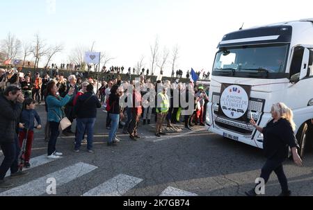 ©PHOTOPQR/LE DAUPHINE/Stéphane MARC ; Montélimar ; 10/02/2022 ; A Montélimar, plusieurs centaines de personnes étaient présentes pour soutenir ou se joindre au convoi de la liberté . Feb 10. 2022 Franzosen, die gegen das Impfpass-System des Landes sind, planen, in Protesten, die vom sogenannten Freiheitskonvoi in Kanada inspiriert wurden, nach -Paris zu fahren, so die Organisatoren in den sozialen Medien. Stockfoto