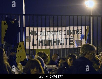 ©PHOTOPQR/LE PROGRES/Stéphane GUIOCHON - Bron 10/02/2022 - convoi de la solidarité -A Bron près de Lyon rassemblement et accueil en soutien au participant du convoi de la solidarité en partance du sud de la France et qui fait un stop à Lyon pour reprendre sa Route pour Paris Feb 10. Laut den Organisatoren in den sozialen Medien planen 2022 Franzosen, die gegen das Impfpass-System des Landes sind, nach -Paris zu fahren, um von dem sogenannten Freiheitskonvoi in -Kanada inspiriert zu werden. Stockfoto