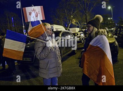 ©PHOTOPQR/LE PROGRES/Stéphane GUIOCHON - Bron 10/02/2022 - convoi de la solidarité -A Bron près de Lyon rassemblement et accueil en soutien au participant du convoi de la solidarité en partance du sud de la France et qui fait un stop à Lyon pour reprendre sa Route pour Paris Feb 10. Laut den Organisatoren in den sozialen Medien planen 2022 Franzosen, die gegen das Impfpass-System des Landes sind, nach -Paris zu fahren, um von dem sogenannten Freiheitskonvoi in -Kanada inspiriert zu werden. Stockfoto