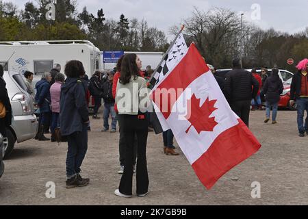 ©PHOTOPQR/OUEST FRANCE/Thomas Brégardis / Ouest-France ; Ploërmel ; 10/02/2022 ; Ploërmel, morbihan. Les participants au « convoi de la liberté » (inspire d’un mouvement lancé par des camionneurs canadiens opposés à la impfung obligatoire) se sont regroupé à Ploërmel avant de prendre la Route pour Chateaubourg (35) ce jeudi. Le mouvements est composés d’antivax, d’antipasse, anciens gilets jaunes etc. Thomas Byregis / Ouest-France Feb 10. 2022 die Franzosen, die gegen das Impfpass-System des Landes sind, planen, nach -Paris zu fahren, um sich an Protesten zu wenden, die vom sogenannten Freiheitskonvoi in inspiriert wurden Stockfoto