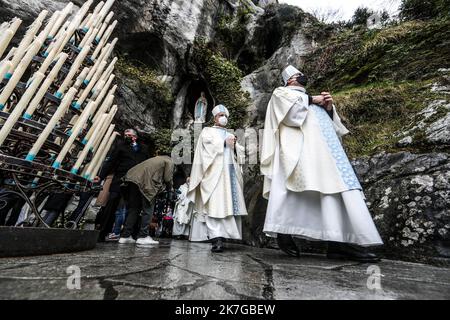 ©PHOTOPQR/Sud OUEST/Le Deodische David/Sud Ouest ; Lourdes ; 11/02/2022 ; La grotte de Lourdes rouvre aux pèlerins après deux ans de fermeture. les pèlerins ont pu à nouveau rentrer à l'intérieur de la grotte pour faire le geste de toucher ce rocher en signe de confiance en la Vierge Marie. Une messe a été célébré , ensuite une Prozession jusqu' à la grotte , à Lourdes le 11 fevrier 2022. Sanctuaire , Pélerins , Notre-Dame de Lourdes ... - Die Grotte von Lourdes wird nach zwei Jahren der Schließung wieder für Pilger geöffnet Frankreich, 11. Februar 2022 Stockfoto