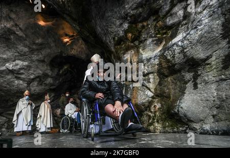 ©PHOTOPQR/Sud OUEST/Le Deodische David/Sud Ouest ; Lourdes ; 11/02/2022 ; La grotte de Lourdes rouvre aux pèlerins après deux ans de fermeture. les pèlerins ont pu à nouveau rentrer à l'intérieur de la grotte pour faire le geste de toucher ce rocher en signe de confiance en la Vierge Marie. Une messe a été célébré , ensuite une Prozession jusqu' à la grotte , à Lourdes le 11 fevrier 2022. Sanctuaire , Pélerins , Notre-Dame de Lourdes ... - Die Grotte von Lourdes wird nach zwei Jahren der Schließung wieder für Pilger geöffnet Frankreich, 11. Februar 2022 Stockfoto