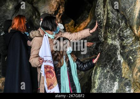 ©PHOTOPQR/Sud OUEST/Le Deodische David/Sud Ouest ; Lourdes ; 11/02/2022 ; La grotte de Lourdes rouvre aux pèlerins après deux ans de fermeture. les pèlerins ont pu à nouveau rentrer à l'intérieur de la grotte pour faire le geste de toucher ce rocher en signe de confiance en la Vierge Marie. Une messe a été célébré , ensuite une Prozession jusqu' à la grotte , à Lourdes le 11 fevrier 2022. Sanctuaire , Pélerins , Notre-Dame de Lourdes ... - Die Grotte von Lourdes wird nach zwei Jahren der Schließung wieder für Pilger geöffnet Frankreich, 11. Februar 2022 Stockfoto