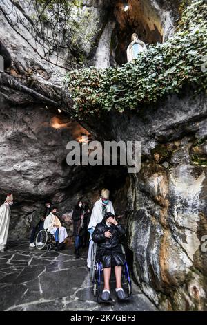 ©PHOTOPQR/Sud OUEST/Le Deodische David/Sud Ouest ; Lourdes ; 11/02/2022 ; La grotte de Lourdes rouvre aux pèlerins après deux ans de fermeture. les pèlerins ont pu à nouveau rentrer à l'intérieur de la grotte pour faire le geste de toucher ce rocher en signe de confiance en la Vierge Marie. Une messe a été célébré , ensuite une Prozession jusqu' à la grotte , à Lourdes le 11 fevrier 2022. Sanctuaire , Pélerins , Notre-Dame de Lourdes ... - Die Grotte von Lourdes wird nach zwei Jahren der Schließung wieder für Pilger geöffnet Frankreich, 11. Februar 2022 Stockfoto