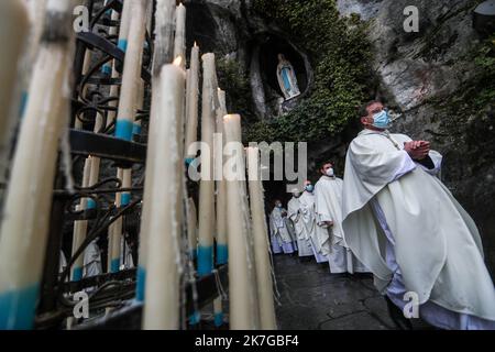 ©PHOTOPQR/Sud OUEST/Le Deodische David/Sud Ouest ; Lourdes ; 11/02/2022 ; La grotte de Lourdes rouvre aux pèlerins après deux ans de fermeture. les pèlerins ont pu à nouveau rentrer à l'intérieur de la grotte pour faire le geste de toucher ce rocher en signe de confiance en la Vierge Marie. Une messe a été célébré , ensuite une Prozession jusqu' à la grotte , à Lourdes le 11 fevrier 2022. Sanctuaire , Pélerins , Notre-Dame de Lourdes ... - Die Grotte von Lourdes wird nach zwei Jahren der Schließung wieder für Pilger geöffnet Frankreich, 11. Februar 2022 Stockfoto