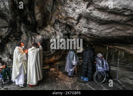 ©PHOTOPQR/Sud OUEST/Le Deodische David/Sud Ouest ; Lourdes ; 11/02/2022 ; La grotte de Lourdes rouvre aux pèlerins après deux ans de fermeture. les pèlerins ont pu à nouveau rentrer à l'intérieur de la grotte pour faire le geste de toucher ce rocher en signe de confiance en la Vierge Marie. Une messe a été célébré , ensuite une Prozession jusqu' à la grotte , à Lourdes le 11 fevrier 2022. Sanctuaire , Pélerins , Notre-Dame de Lourdes ... - Die Grotte von Lourdes wird nach zwei Jahren der Schließung wieder für Pilger geöffnet Frankreich, 11. Februar 2022 Stockfoto