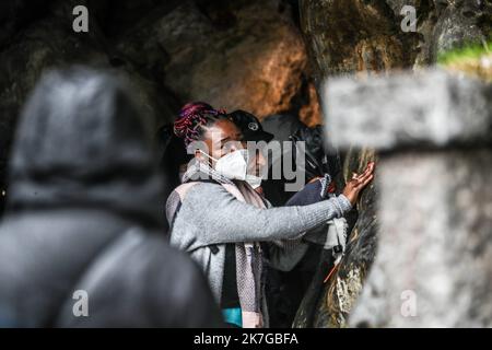 ©PHOTOPQR/Sud OUEST/Le Deodische David/Sud Ouest ; Lourdes ; 11/02/2022 ; La grotte de Lourdes rouvre aux pèlerins après deux ans de fermeture. les pèlerins ont pu à nouveau rentrer à l'intérieur de la grotte pour faire le geste de toucher ce rocher en signe de confiance en la Vierge Marie. Une messe a été célébré , ensuite une Prozession jusqu' à la grotte , à Lourdes le 11 fevrier 2022. Sanctuaire , Pélerins , Notre-Dame de Lourdes ... - Die Grotte von Lourdes wird nach zwei Jahren der Schließung wieder für Pilger geöffnet Frankreich, 11. Februar 2022 Stockfoto