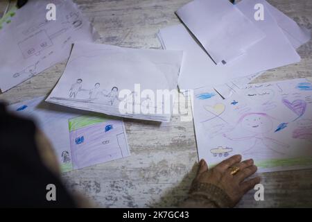 ©Christophe Petit Tesson/MAXPPP - 23/11/2021 ; MOSUL ; IRAQ - des dessins d'enfants pris en Charge par l'Association EliseCare qui vient en aide aux enfants en organisant un soutient psychologique et des atelers d'Art Therapie. La ville de Mossoul, liberee de l'Etat Islamique en Juillet 2017, a subi d'importantes destructions urbaines et se releve Petit a Petit avec l'aide de projets internationaux. Kinder der ngo EliseCare während einer Kunsttherapie-Sitzung in der Altstadt von Mosul, die gerade rekonstruiert wurde. Die Stadt Mosul, die im Juli 2017 vom Islamischen Staat befreit wurde, hat eine schwere Begebnis erlitten Stockfoto
