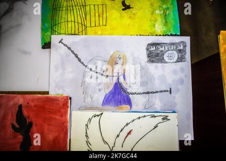 ©Christophe Petit Tesson/MAXPPP - 23/11/2021 ; MOSUL ; IRAQ - des dessins d'enfants pris en Charge par l'Association EliseCare qui vient en aide aux enfants en organisant un soutient psychologique et des atelers d'Art Therapie. La ville de Mossoul, liberee de l'Etat Islamique en Juillet 2017, a subi d'importantes destructions urbaines et se releve Petit a Petit avec l'aide de projets internationaux. Kinder der ngo EliseCare während einer Kunsttherapie-Sitzung in der Altstadt von Mosul, die gerade rekonstruiert wurde. Die Stadt Mosul, die im Juli 2017 vom Islamischen Staat befreit wurde, hat eine schwere Begebnis erlitten Stockfoto