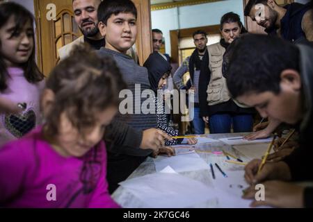 ©Christophe Petit Tesson/MAXPPP - 23/11/2021 ; MOSUL ; IRAQ - L'humanitaire Elise Boghossian directrice de l'Association Elise Care au milieu des enfants pris en Charge par son Association. EliseCare vient en aide aux enfants en organisant un soutient psychologique et des atelers d'Art Therapie. La ville de Mossoul, liberee de l'Etat Islamique en Juillet 2017, a subi d'importantes destructions urbaines et se releve Petit a Petit avec l'aide de projets internationaux. Kinder der ngo EliseCare während einer Kunsttherapie-Sitzung in der Altstadt von Mosul, die gerade rekonstruiert wurde. Die Stadt Mosul, Stockfoto